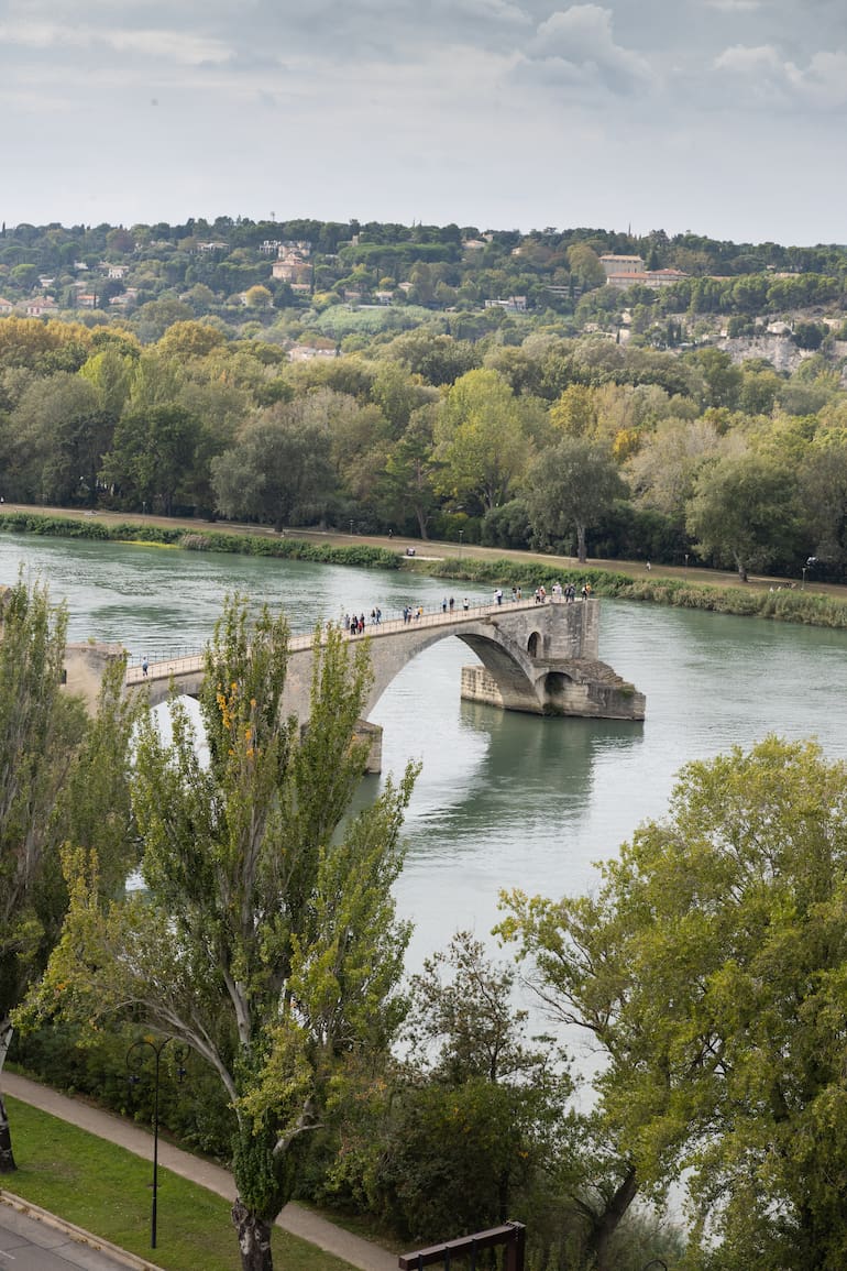 El Pont Saint-Bénézet está sobre el Ródano.