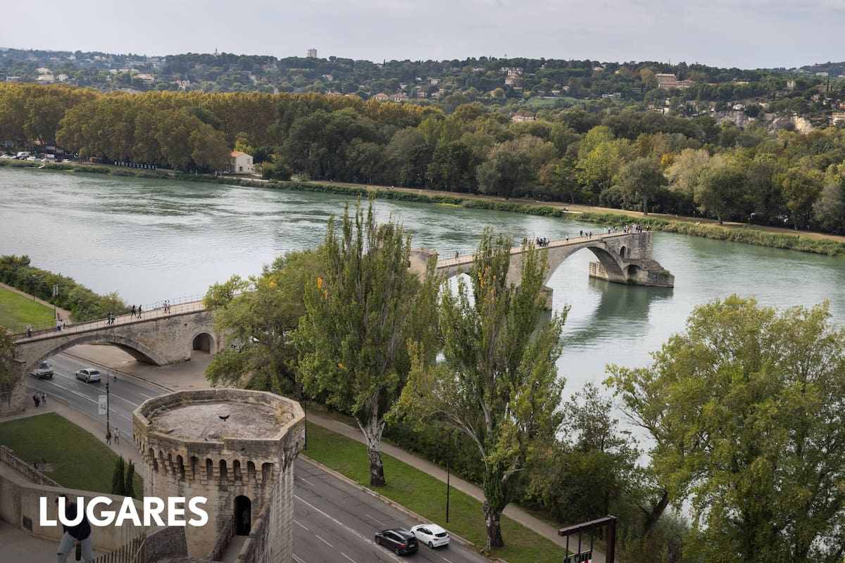 El Pont Saint-Bénézet está sobre el Ródano.