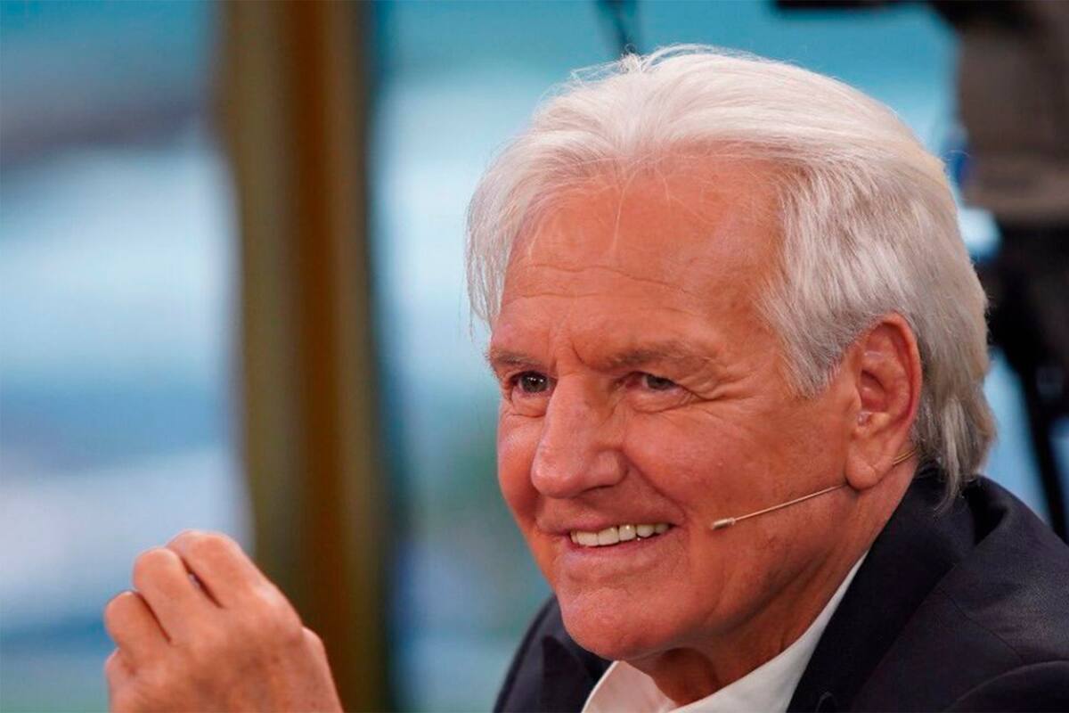 El popular cantante se encontraba dando un recital en Tucumán y cayó en un foso de tres metros de profundidad