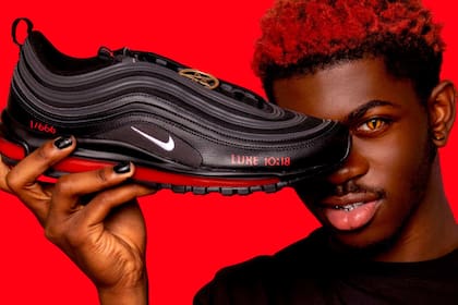El popular rapero Lil Nas X lanzó unas "zapatillas de Satán" que contienen sangre humana