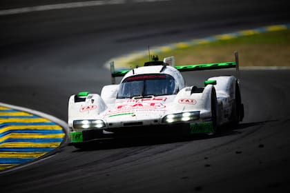 El Porsche 963 del Proton Competition, con el argentino Niclás Varrone, el suizo Neel Jani y el chileno Nicolas Pino terminó en el 14to puesto en la clase Hypercar
