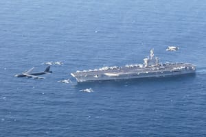 El portaaviones Abraham Lincoln y un B-52H Stratofortress de la Fuerza Aérea de Estados Unidos realizan ejercicios conjuntos el 1 de junio de 2019 en el área de responsabilidad del Comando Central de Estados Unidos en el Mar Arábigo