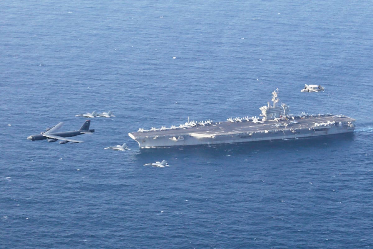 El portaaviones Abraham Lincoln y un B-52H Stratofortress de la Fuerza Aérea de Estados Unidos