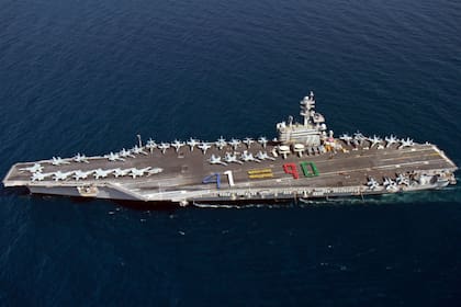 El portaaviones es escoltado por dos destructores muy poderosos