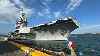 El portaaviones francés Charles de Gaulle, en el puerto de Subic Bay, una antigua base naval estadounidense al noroeste de Manila, Filipinas, el 23 de febrero de 2025