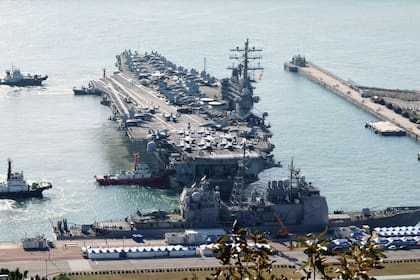 El portaaviones nuclear estadounidense USS Ronald Reagan, el jueves 12 de octubre de 2023, a su llegada a Busan, Corea del Sur. (Kang Duck-chul/Yonhap via AP)