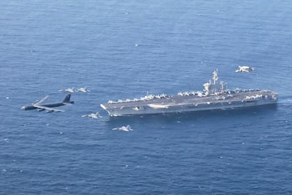 El portaaviones USS Abraham Lincoln y un B-52H Stratofortress de la Fuerza Aérea de Estados Unidos (Archivo)
