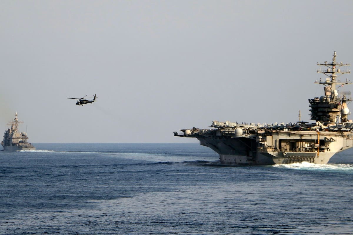 El portaaviones USS Dwight D. Eisenhower y otros buques de guerra