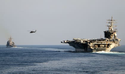 El portaaviones USS Dwight D. Eisenhower y otros buques de guerra cruzan el Estrecho de Ormuz