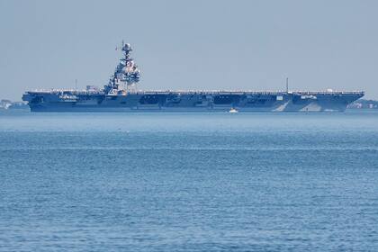 El portaaviones USS Gerald R. Ford saliendo de la Base Naval Norfolk, en Norfolk, Virginia, el 23 de junio del 2025