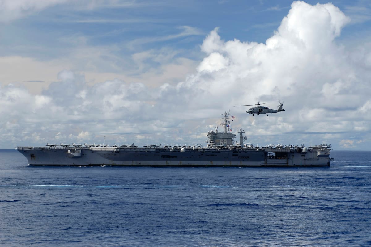 El portaaviones USS Nimitz y el destructor USS Gridley se encuentran en mar argentino