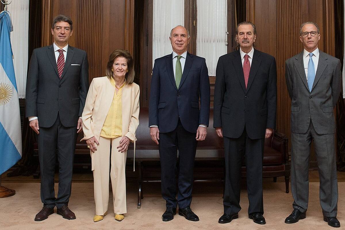 El portal de la Corte exhibe desde ayer una nueva foto, con Rosenkrantz en el centro