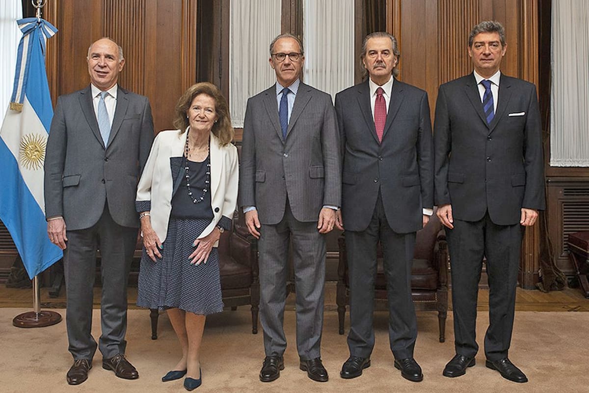 El portal de la Corte exhibe desde ayer una nueva foto, con Rosenkrantz en el centro