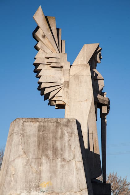 El portal del cementerio, la huella de Salamone en Azul.