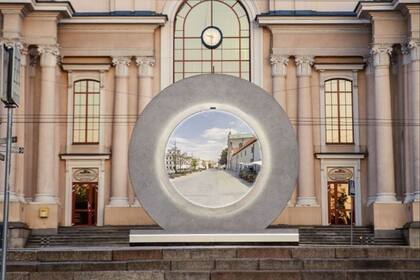 El portal instalado en Nueva York es igual al que se colocó en 2021 en Vilna, Lituania