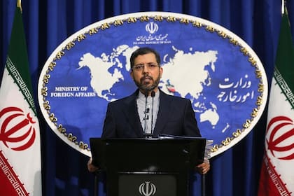 El portavoz del Ministerio de Relaciones Exteriores de Irán, Saied Khatibzadeh, durante una conferencia de prensa en Teherán el 22 de febrero de 2021