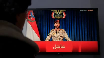 El portavoz militar hutí, Yahya Sarea, advirtió a los buques saudíes que no transitaran por el Mar Rojo durante un discurso televisado el 11 de septiembre