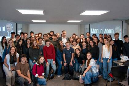 El portavoz presidencial, Manuel Adorni, en plena campaña en la UCA