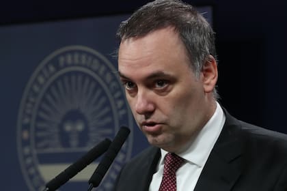 El portavoz presidencial Manuel Adorni, este lunes, en la conferencia de prensa