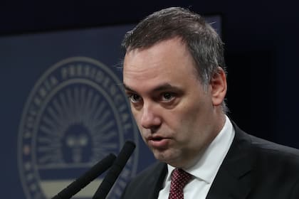 El portavoz presidencial Manuel Adorni, este lunes, en la conferencia de prensa