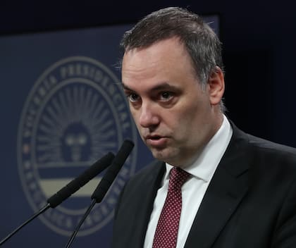 El portavoz presidencial Manuel Adorni, este lunes, en la conferencia de prensa