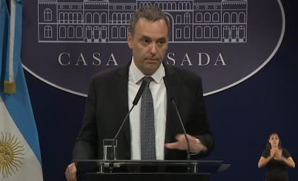 El portavoz presidencial Manuel Adorni moderó los números de bajas que el Presidente dio en el Foro empresarial