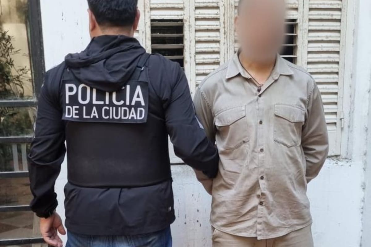 El portero del edificio en avenida Córdoba al 1500 fue demorado por vender armas sin documentación en la plataforma Marketplace.