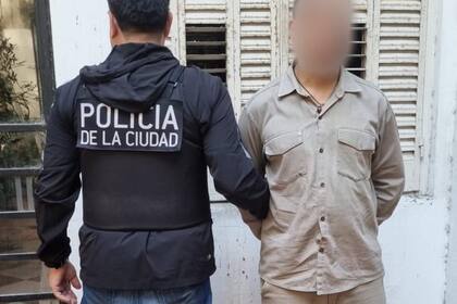 El portero del edificio en avenida Córdoba al 1500 fue demorado por vender armas sin documentación en la plataforma Marketplace.