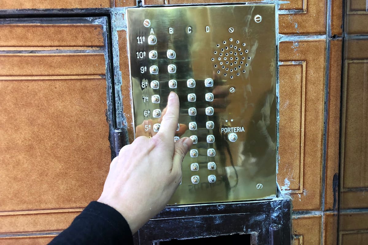 El portero eléctrico de los edificios se moderniza, y ahora puede ser un código QR que habrá que escanear con el teléfono para acceder a los timbres; incluso permite generar videollamadas