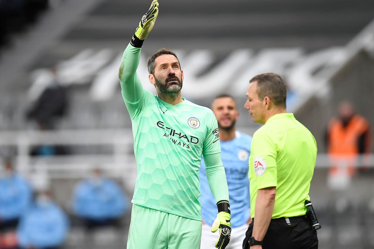 El portero inglés del Manchester City, Scott Carson, se calienta antes del partido de fútbol de la Premier League inglesa entre el Newcastle United y el Manchester City en St James 'Park en Newcastle-upon-Tyne, al noreste de Inglaterra, el 14 de mayo de 2021