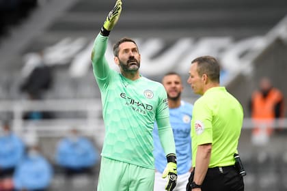 El portero inglés del Manchester City, Scott Carson, se calienta antes del partido de fútbol de la Premier League inglesa entre el Newcastle United y el Manchester City en St James 'Park en Newcastle-upon-Tyne, al noreste de Inglaterra, el 14 de mayo de 2021