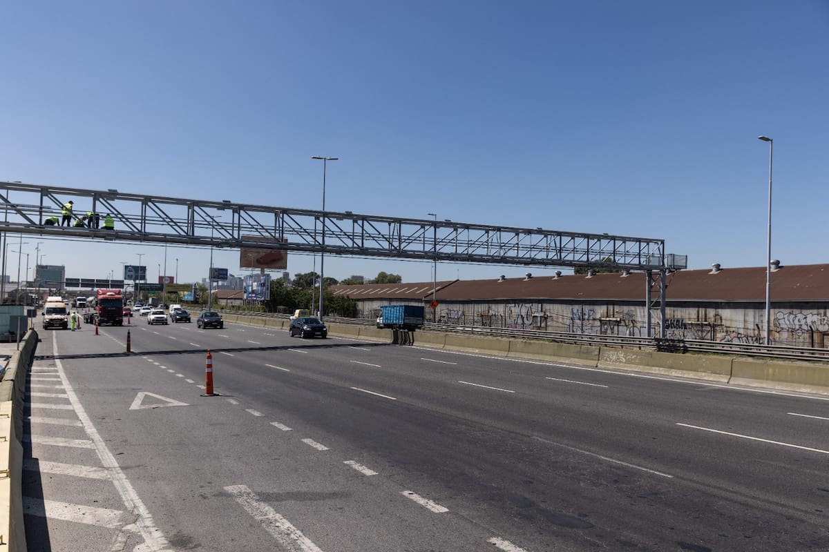 El pórtico inteligente de la autopista Illia comenzó a funcionar hoy