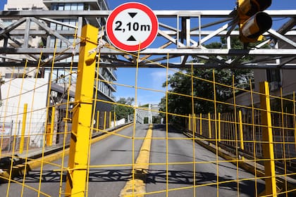 El pórtico para limitar la altura a 2,10 metros fue agregado antes del cierre para evitar que los vehículos de gran porte circulen por allí