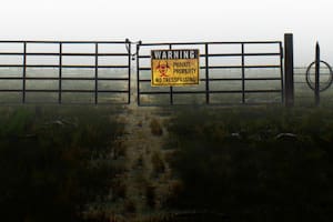 El portón de entrada al rancho Skinwalker en Utah, Estados Unidos, que advierte sobre los peligros de cruzar y adentrarse en el lugar