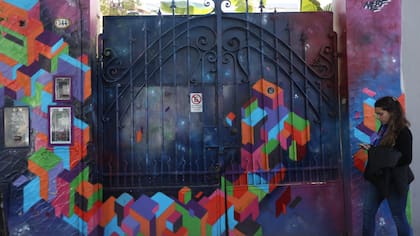 El portón de Martín y Omar 544, donde vivían los Puccio y hoy hay un taller de diseño