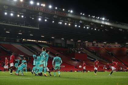El portugués Bruno Fernandes, del Manchester, convierte su gol de tiro libre frente al Liverpool.