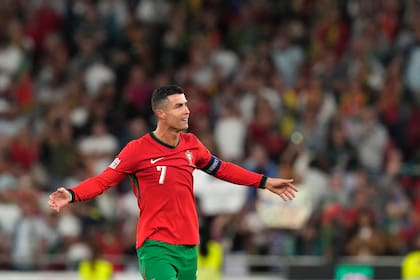 El portugués Cristiano Ronaldo celebra tras el triunfo de su selección en la Liga de Naciones ante Escocia el domingo 8 de septiembre del 2024. (AP Foto/Armando Franca)