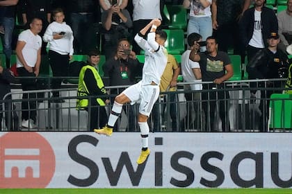 El portugués Cristiano Ronaldo festeja tras anotar el segundo tanto del Manchester United ante el Sheriff, en un partido de la Europa League, disputado el jueves 15 de septiembre de 2022 (AP Foto/Sergei Grits)