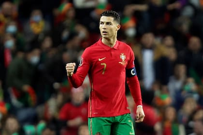 El portugués Cristiano Ronaldo reacciona después de que su compañero Bruno Fernandes anotó el primer gol durante el partido de playoffs de la Copa del Mundo 2022 entre Portugal y Macedonia del Norte, en el estadio Dragao en Oporto, Portugal, el martes 29 de marzo de 2022. (Foto AP/Luis Vieira)