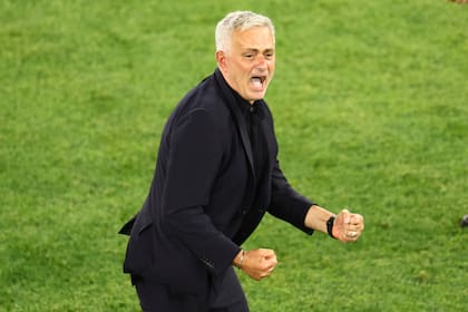 El portugués José Mourinho, técnico de la Roma, festeja al concluir la final de la Europa Conference League en Tirana, donde se coronó ante el Feyenoord, el miércoles 25 de mayo de 2022 (Lisi Niesner/Pool via AP)