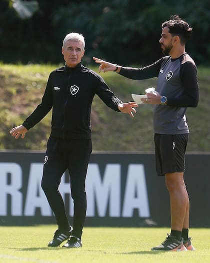 El portugués Luis Castro dejó su cargo de entrenador de Botafogo en medio de una gran polémica