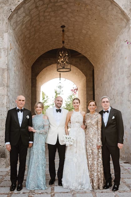El posado del novio con sus padres, Mauricio Espinosa y Silvia Tcherassi, y de la novia con los suyos, José Luis Salazar Esperón y María de Lourdes Beltrán Ramírez.