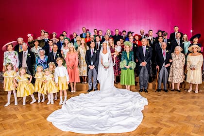 El posado familiar oficial tras la boda de la princesa María Laura. Su hermana, la princesa Leticia María está en la segunda línea, a la izquierda de la novia. En el extremo izquierdo de la imagen, detrás de los pajes, asoman el rey Felipe y la reina Matilde.