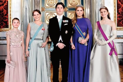 El posado oficial con los futuros reyes de Europa. El príncipe Christian de Dinamarca en el centro; a la izquierda, Estelle de Suecia e Ingrid de Noruega. A la derecha, Amalia de los Países Bajos y Elisabeth de Bélgica.