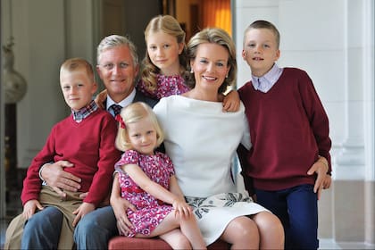 El posado oficial que la familia real hizo para la Navidad de 2006, donde la heredera “comparte” protagonismo con sus tres hermanos, los príncipes Gabriel, Emmanuel y Eleonore.