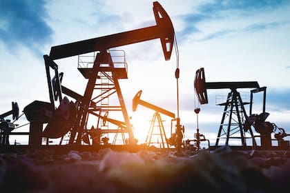 El posible impacto geopolítico en el precio del petróleo este año podría mitigarse por excedentes de oferta internacional