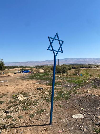 El poste con la estrella de David plantado por los jóvenes extremistas en tierras de campesinos en Cisjordania