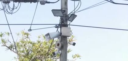 El poste de luz plagado de cámaras de seguridad