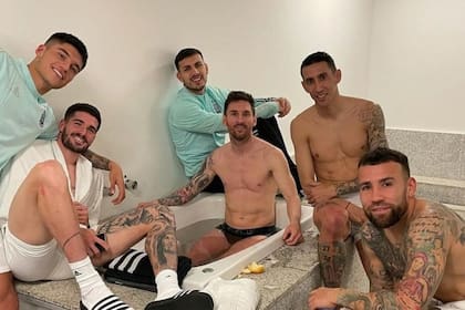 El posteo de Messi tras el partido, rodeado de Correa, De Paul, Paredes, Di María y Otamendi