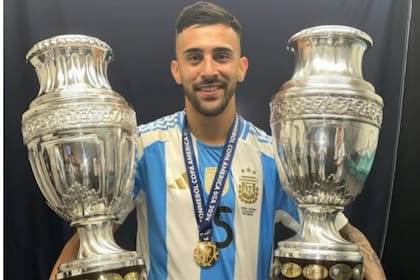 El posteo de Nicolás González con los dos trofeos de la Copa América
